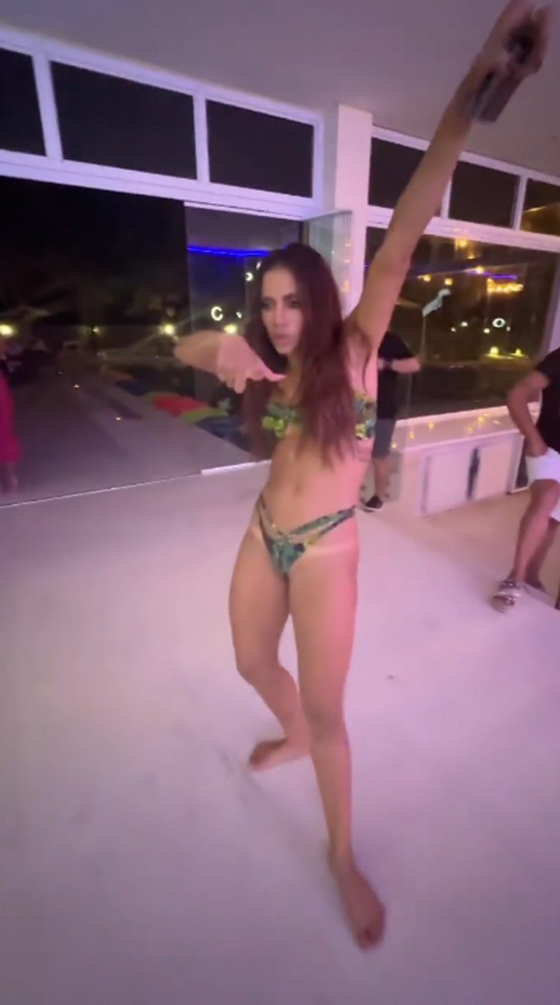 Anitta se diverte com amigos após ter festa proibida pela Justiça - Reprodução Internet