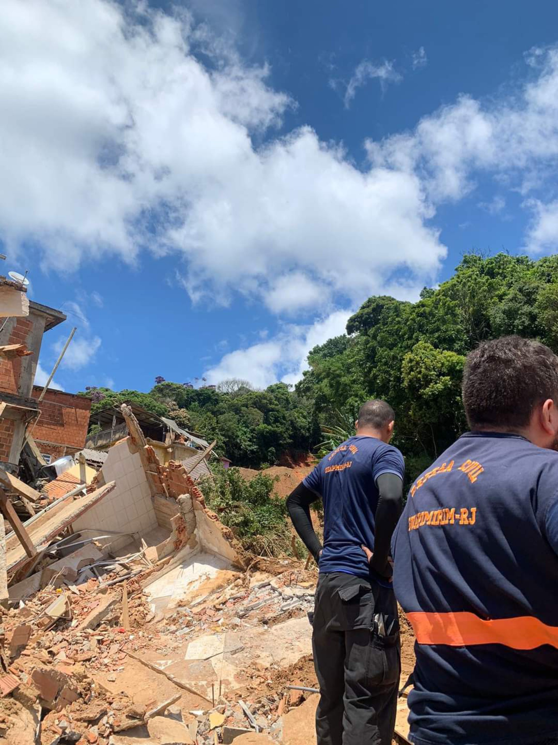 Agente da defesa civil de Guapimirim atuando em Petrópolis  - Divulgação/Rede social