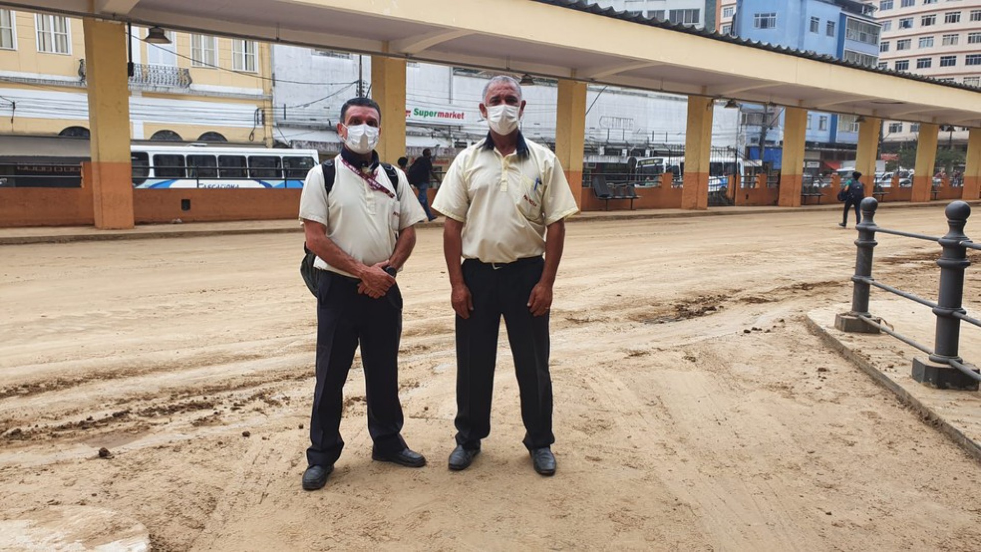 Carlos Ant&ocirc;nio de Faria e Carlos Alberto Nascimento narraram momentos de pavor que viveram nos &ocirc;nibus que foram carregados pela correnteza