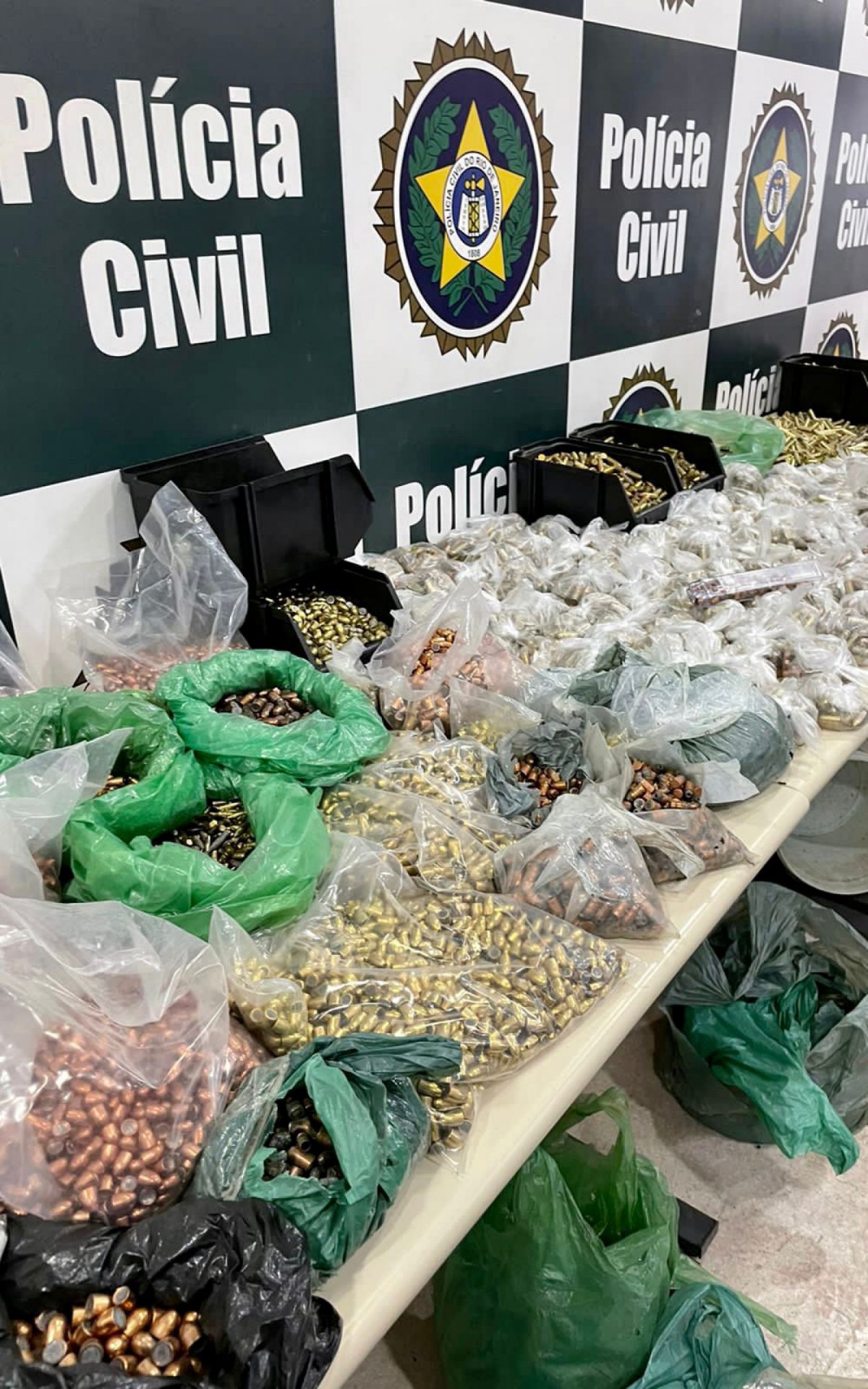 Mais de 8 mil muni&ccedil;&otilde;es s&atilde;o apreendidas em casa usada como f&aacute;brica clandestina de armamento, em Nova Igua&ccedil;u