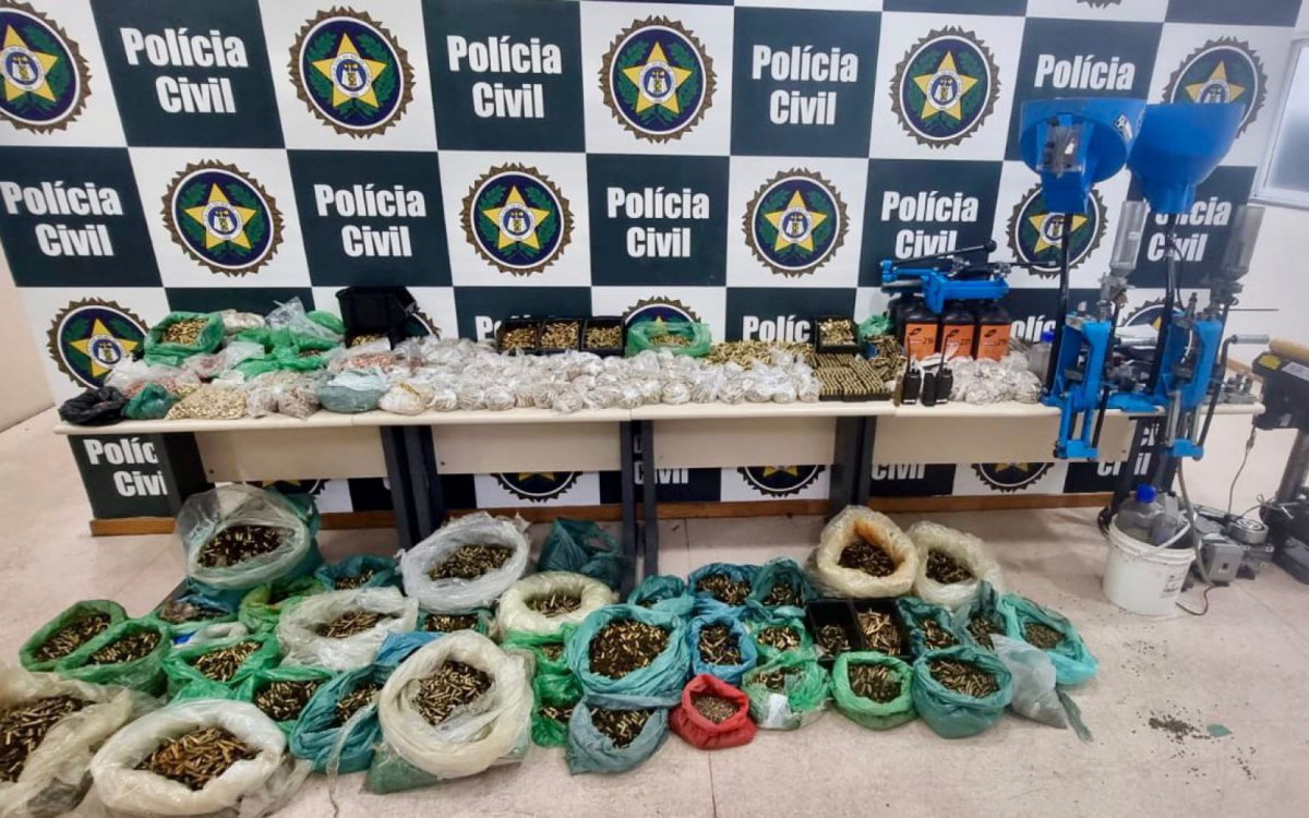 Mais de 8 mil muni&ccedil;&otilde;es s&atilde;o apreendidas em casa usada como f&aacute;brica clandestina de armamento, em Nova Igua&ccedil;u