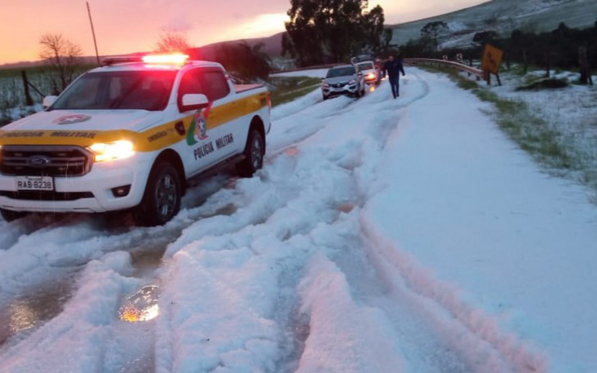 Granizo e geada transformam paisagem durante ver&atilde;o em Santa Catarina