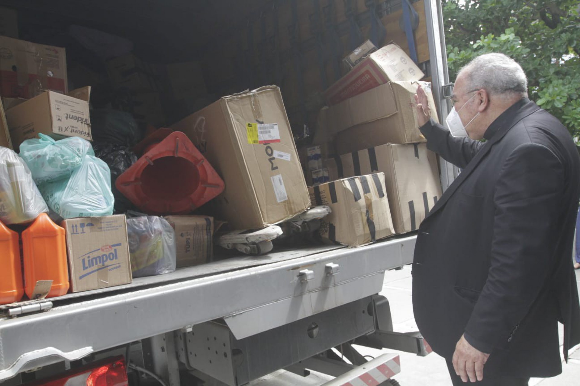 Dom Orani abençoa as doações feitas às vítimas em Petrópolis - Marcos Porto / Agência O Dia