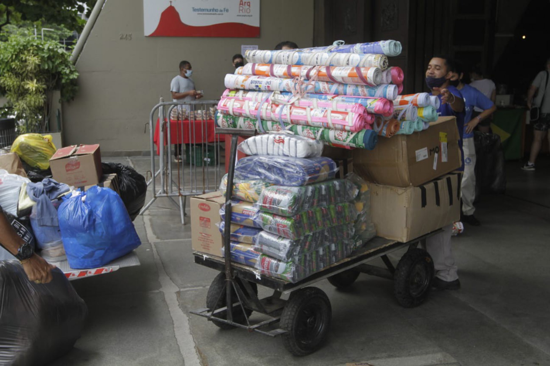 Mantimentos como leite, fraldas e biscoitos são a prioridade da campanha de coleta de doações - Marcos Porto / Agência O Dia