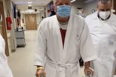 Zico dá primeiros passos após cirurgia e tranquiliza torcida do Flamengo: 'Está tudo bem'