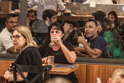 Humorista Rodrigo Sant'Anna almoça com o marido em restaurante no Rio