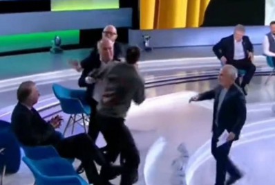 Político pró-Rússia e jornalista brigam ao vivo em programa de TV