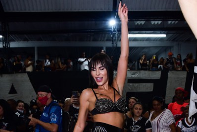 Lembra dela? Fernanda Lacerda, a Mendigata, brilha em ensaio de escola de samba