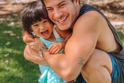 Filha de Arthur Aguiar é atacada nas redes sociais e equipe do ator se posiciona: 'Merece respeito'