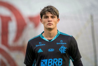 Cria do Flamengo e quarta opção no elenco principal, goleiro João Fernando mostra irritação nos bastidores