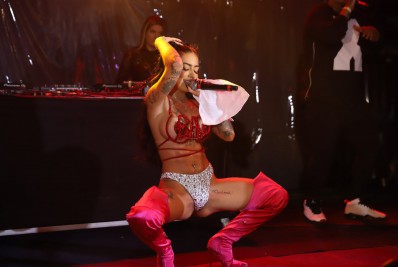 'BBB 22': Larissa se irrita com pegação de Natália e Eliezer no jardim