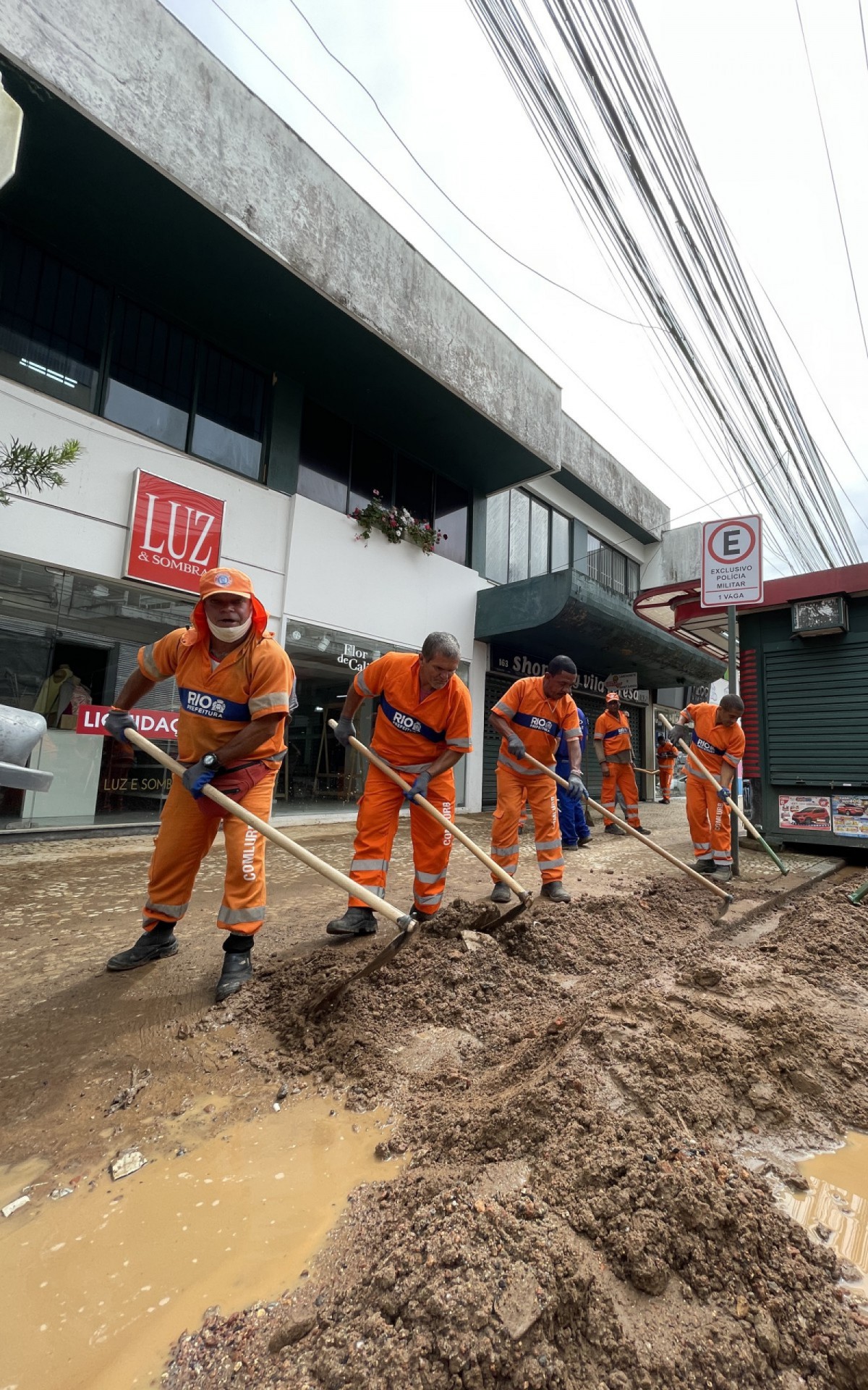 Garis da Comlurb fizeram raspagem, remo&ccedil;&atilde;o de lama e recolhimento de galhadas para garantir a desobstru&ccedil;&atilde;o das vias, principalmente na Rua Teresa