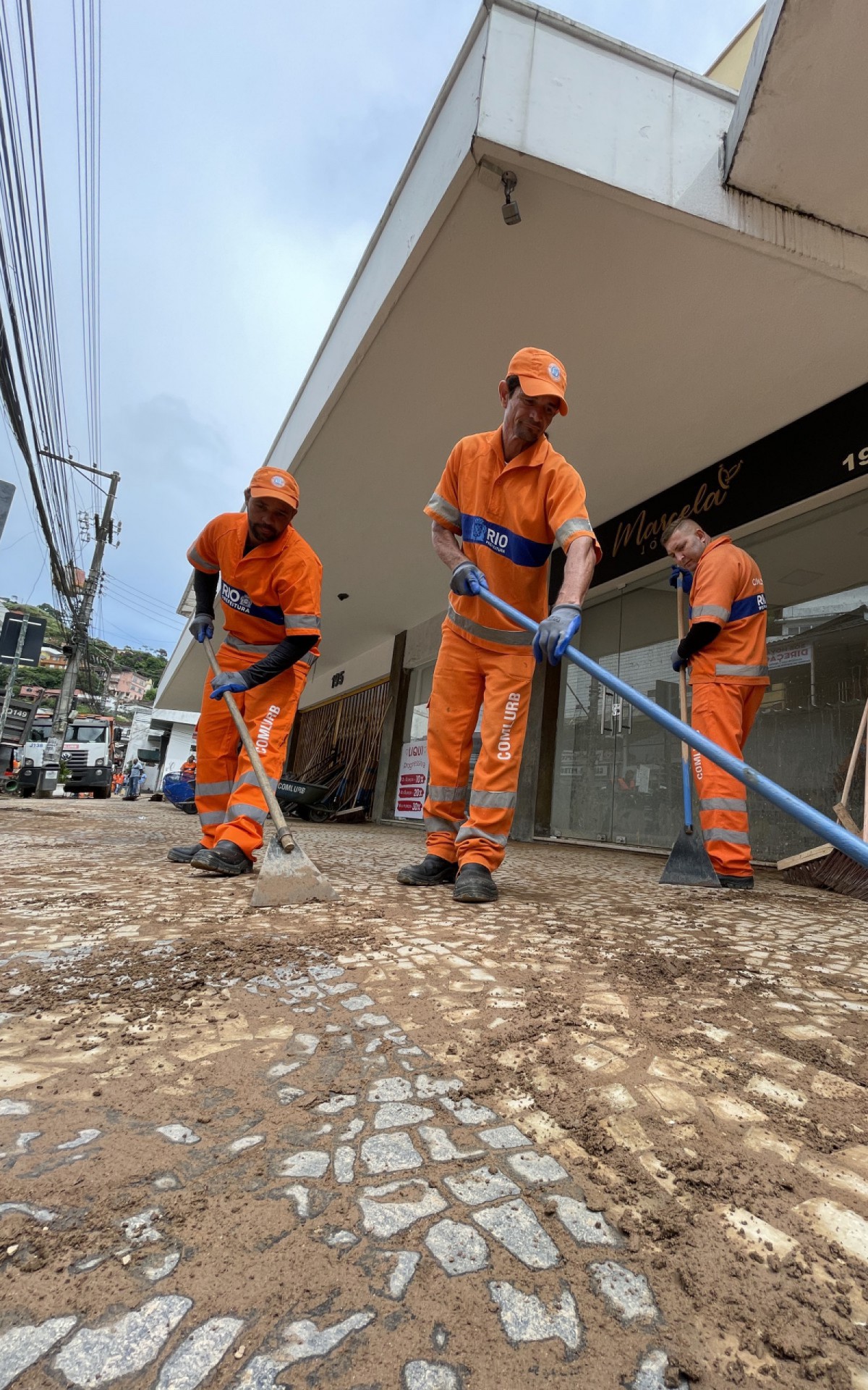 Garis da Comlurb fizeram raspagem, remo&ccedil;&atilde;o de lama e recolhimento de galhadas para garantir a desobstru&ccedil;&atilde;o das vias, principalmente na Rua Teresa