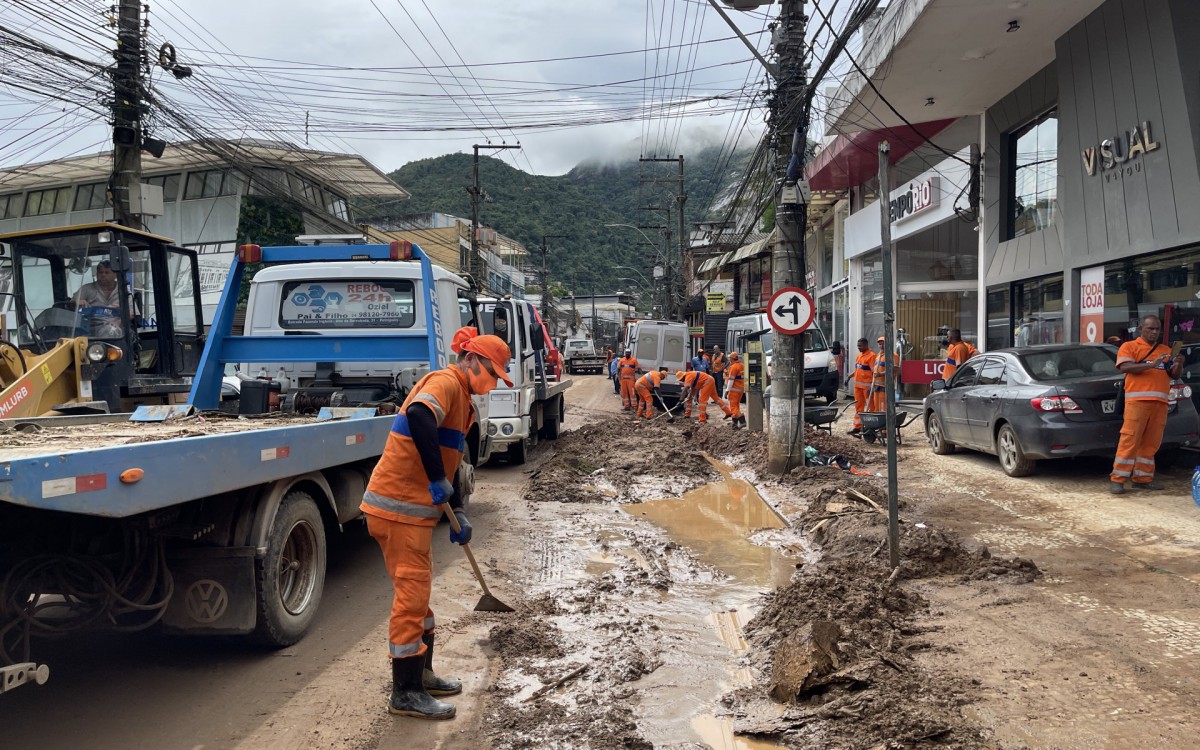 Garis da Comlurb fizeram raspagem, remoção de lama e recolhimento de galhadas para garantir a desobstrução das vias, principalmente na Rua Teresa