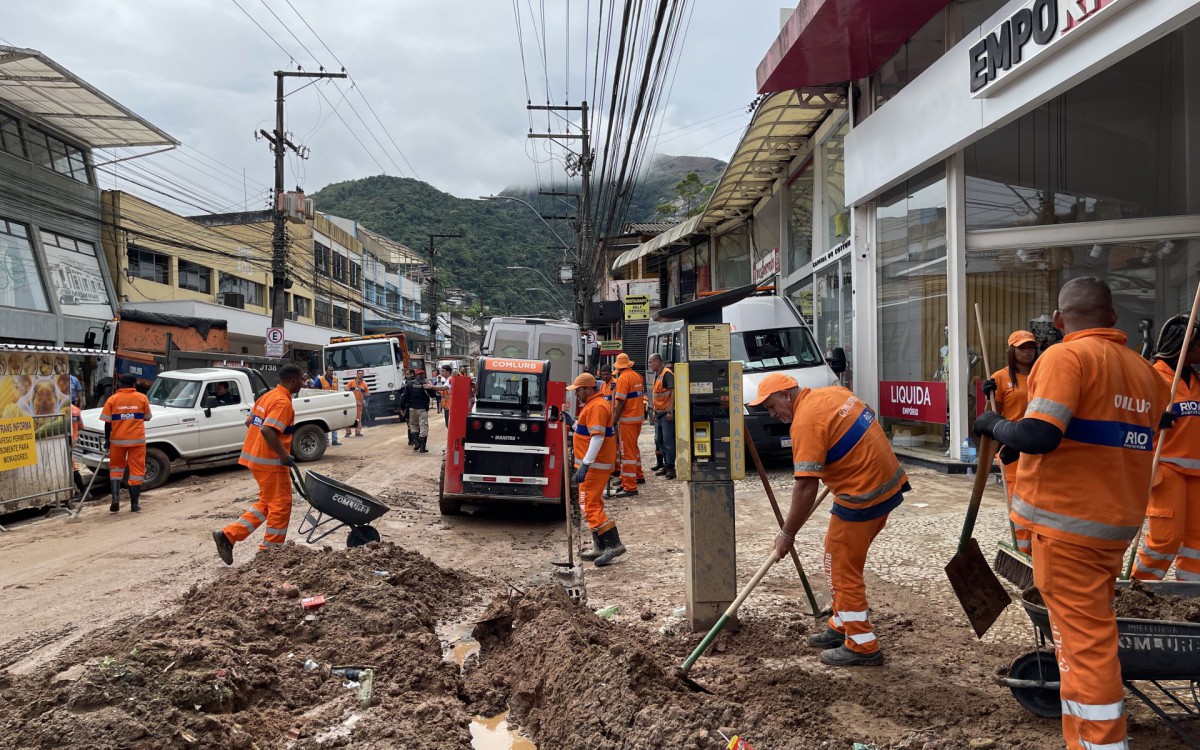 Garis da Comlurb fizeram raspagem, remoção de lama e recolhimento de galhadas para garantir a desobstrução das vias, principalmente na Rua Teresa
