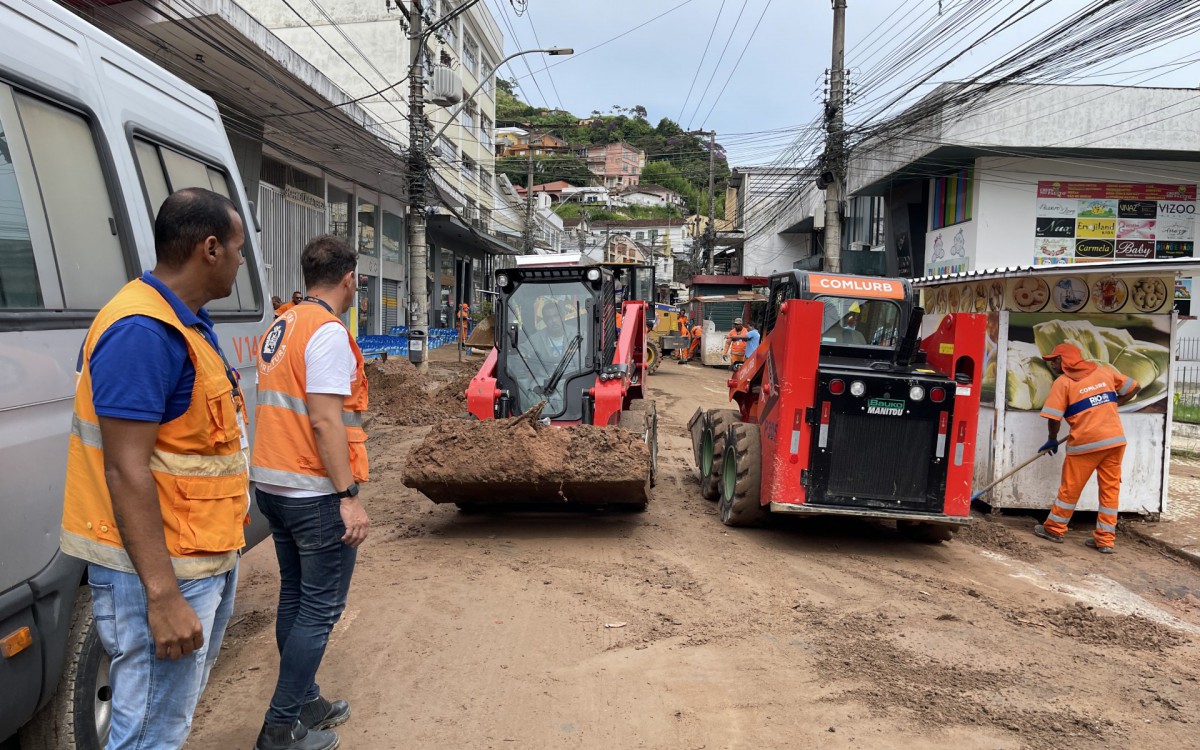 Garis da Comlurb fizeram raspagem, remoção de lama e recolhimento de galhadas para garantir a desobstrução das vias, principalmente na Rua Teresa