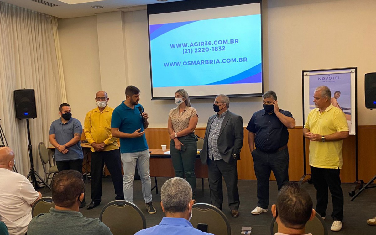 Ao microfone est&aacute; J&uacute;lio Rocha, presidente do Agir no RJ, ao lado da irm&atilde; Marina Rocha e de lideran&ccedil;as do partido