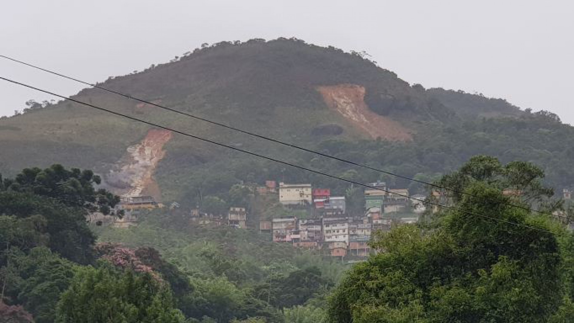 Vista da comunidade conhecida como 24 de Maio, um dos locais tamb&eacute;m atingidos por deslizamentos