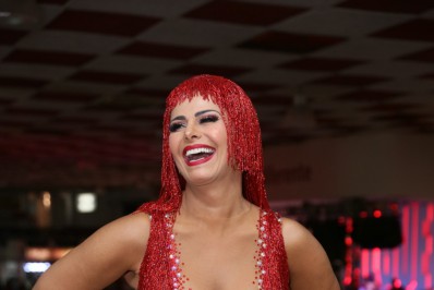 Após anunciar gravidez, Viviane Araújo se esbalda em ensaio do Salgueiro