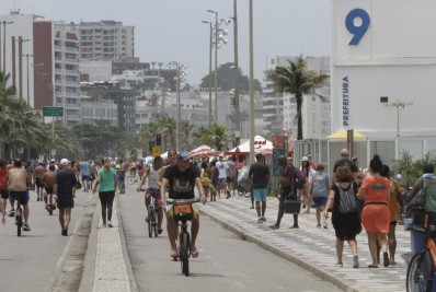 Cariocas curtem domingo na praia, mas previsão para a semana é de chuva fraca no Rio