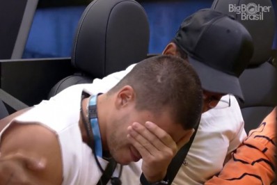 'BBB22': Arthur Aguiar se emociona com vídeo da família no Almoço do Anjo: 'Que saudade'