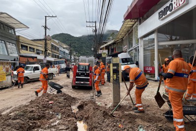 Garis de Niterói e Rio sobem a serra em dia de mutirão de limpeza após temporal em Petrópolis