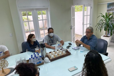 Alunos do Paulo Freire são recebidos em Búzios para debater o passe livre