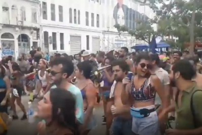 Bloco Não adianta ficar Putin 'desfila' sem autorização no Centro do Rio