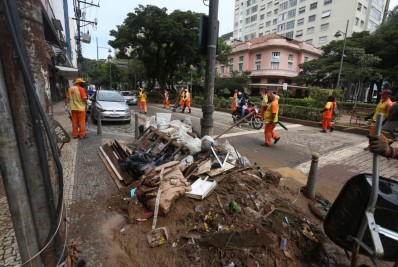 Garis de Niterói e Rio sobem a serra em dia de mutirão de limpeza após temporal em Petrópolis