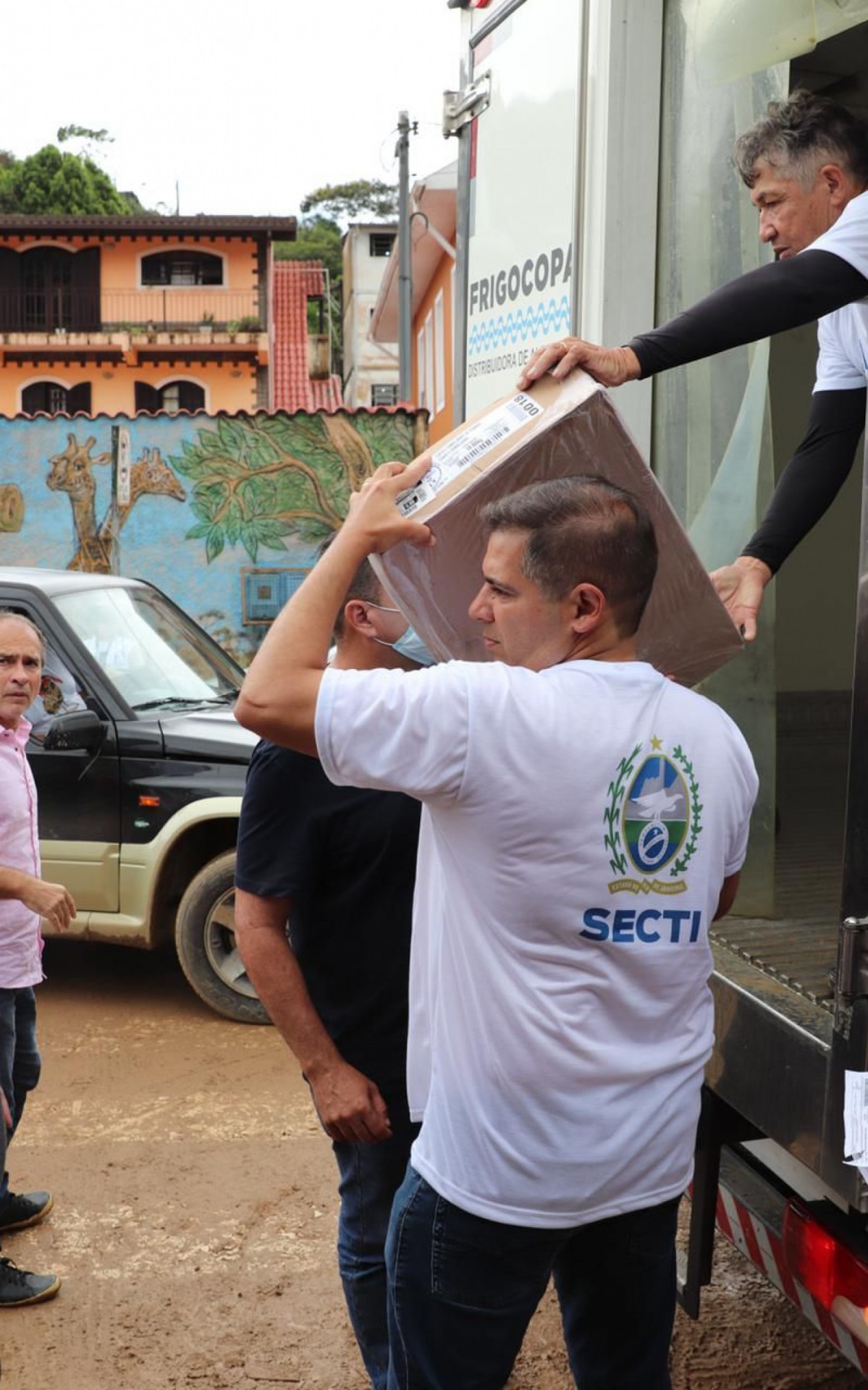 Dr Serginho ajudando a descarregar caminhão frigorífico na última sexta-feira (18) com doações