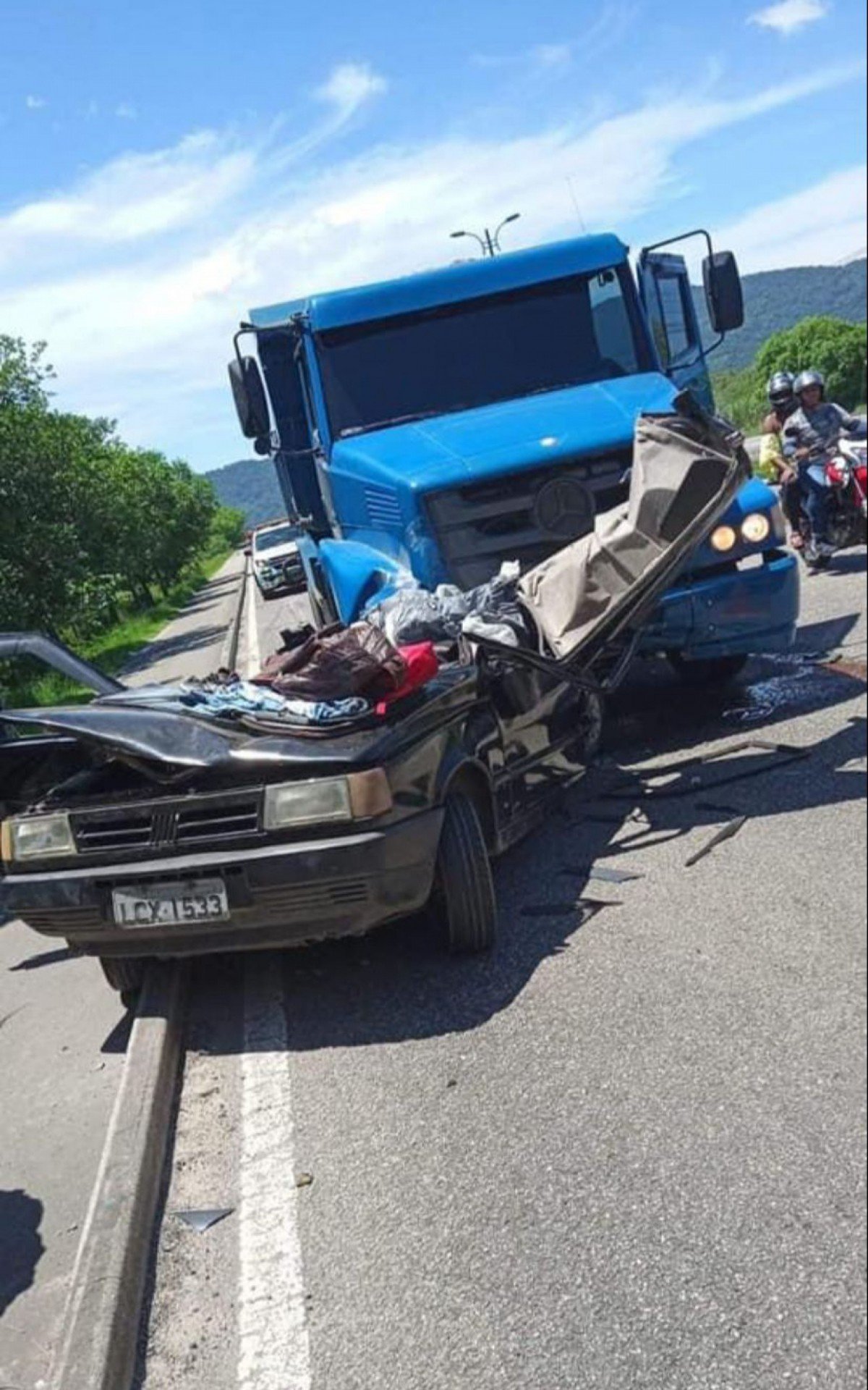 Acidente entre carro e caminhão deixou cinco feridos em Guaratiba - Reprodução / Redes sociais