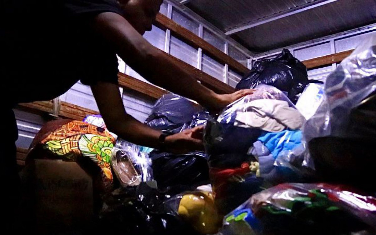 Foram arrecadados alimentos, roupas, águas, material de higiene e limpeza e brinquedos