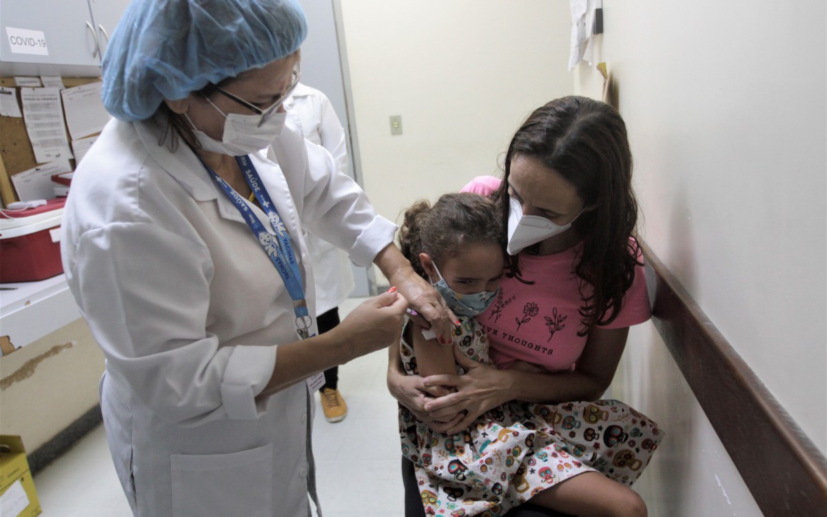 Retomada da vacina&ccedil;&atilde;o das crian&ccedil;as no Rio de Janeiro, CMS Maria Augusta Estrella em Vila Isabel, nesta segunda (21), na foto Arthur Araujo Cado 7 anos.