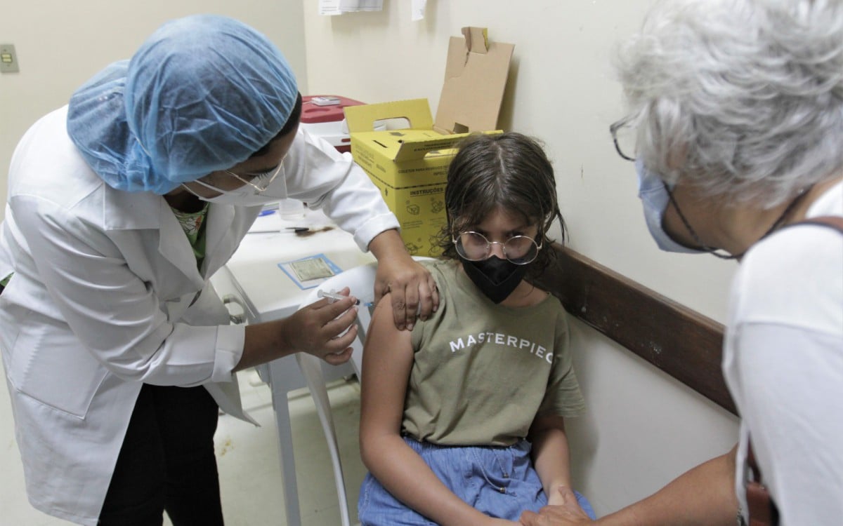 Rio de Janeiro volta a vacinar crianças de 5 a 11 anos, nesta segunda feira (21), na foto Maria Fernanda 10 anos. - Marcos Porto