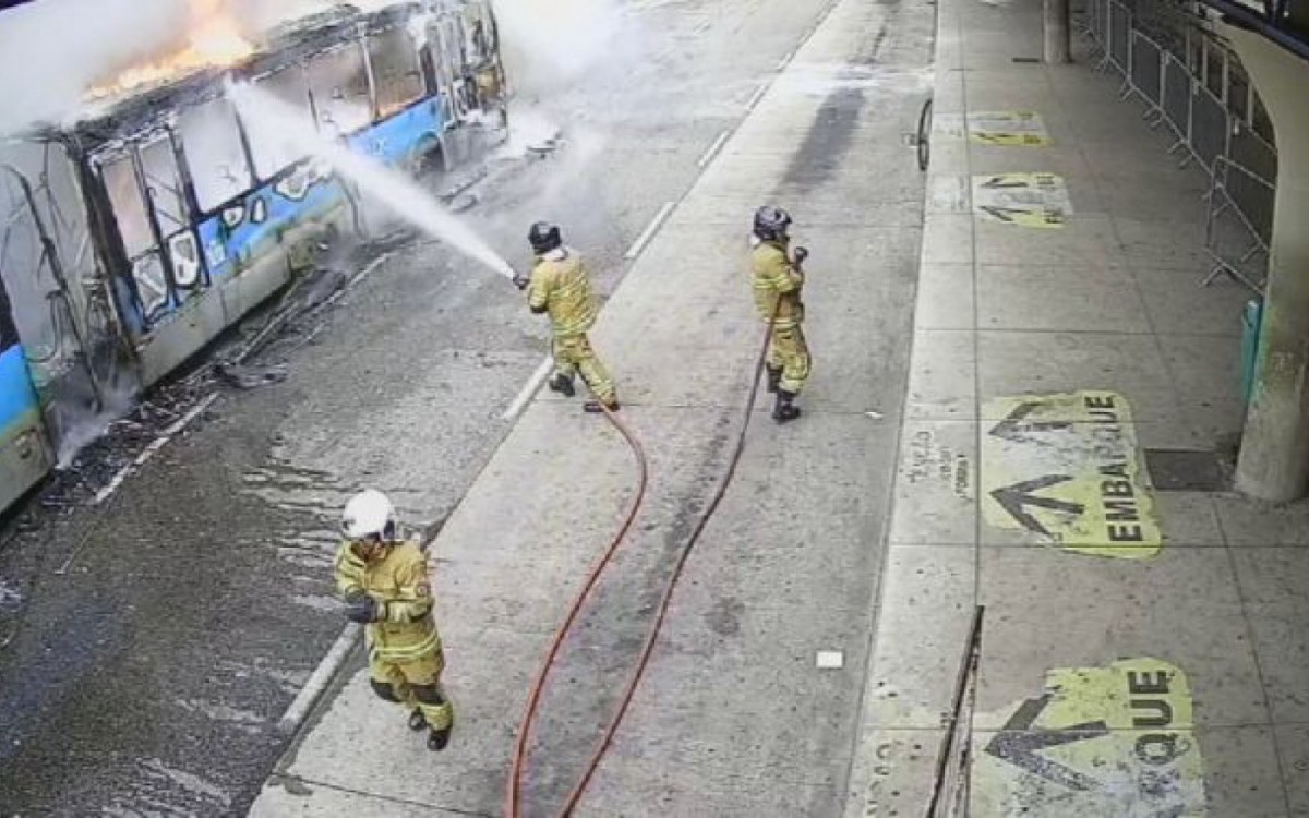 Bombeiros chegaram no local e apagaram o inc&ecirc;ndio