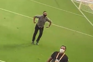 Vídeo! Homem hostiliza torcedores do Flamengo em final da Supercopa e rubro-negros alegam racismo