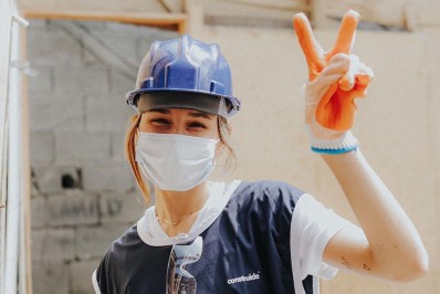 Boa ação! Sasha Meneghel participa de trabalho voluntário construindo casas