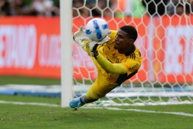 Hugo Souza celebra nova chance no gol do Flamengo: 'Em busca do nosso sonho'
