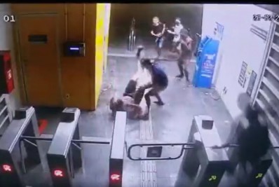 Vídeo mostra momento em que homem é esfaqueado após assalto na estação de BRT Boiúna