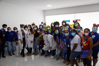 Ação de carnaval diverte e conscientiza pacientes na Clínica da Família Cosmorama, em Mesquita