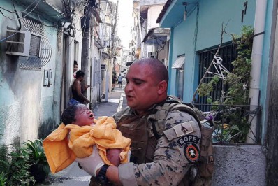 Policiais do Bope ajudam em parto em Vigário Geral, Zona Norte do Rio