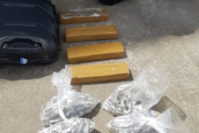 Casal é preso dentro de ônibus transportando drogas de Iguaba pra Cabo Frio