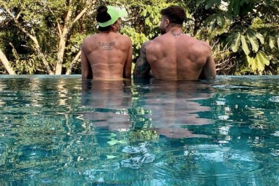 De topless, Juju Salimeni posa com namorado e se declara: 'Você é meu lugar'