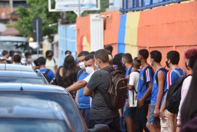 Estudantes retornam em etapas com aulas 100% presenciais