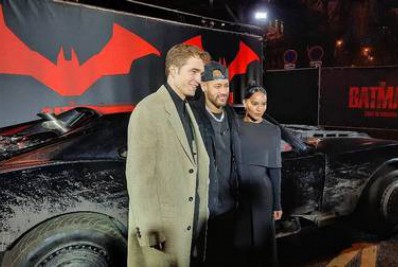 Fã declarado de Batman, Neymar conhece atores do novo filme, e tira onda com carro do Homem-Morcego