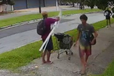 Câmeras flagram furto de portões de alumínio em prédio de Cabo Frio