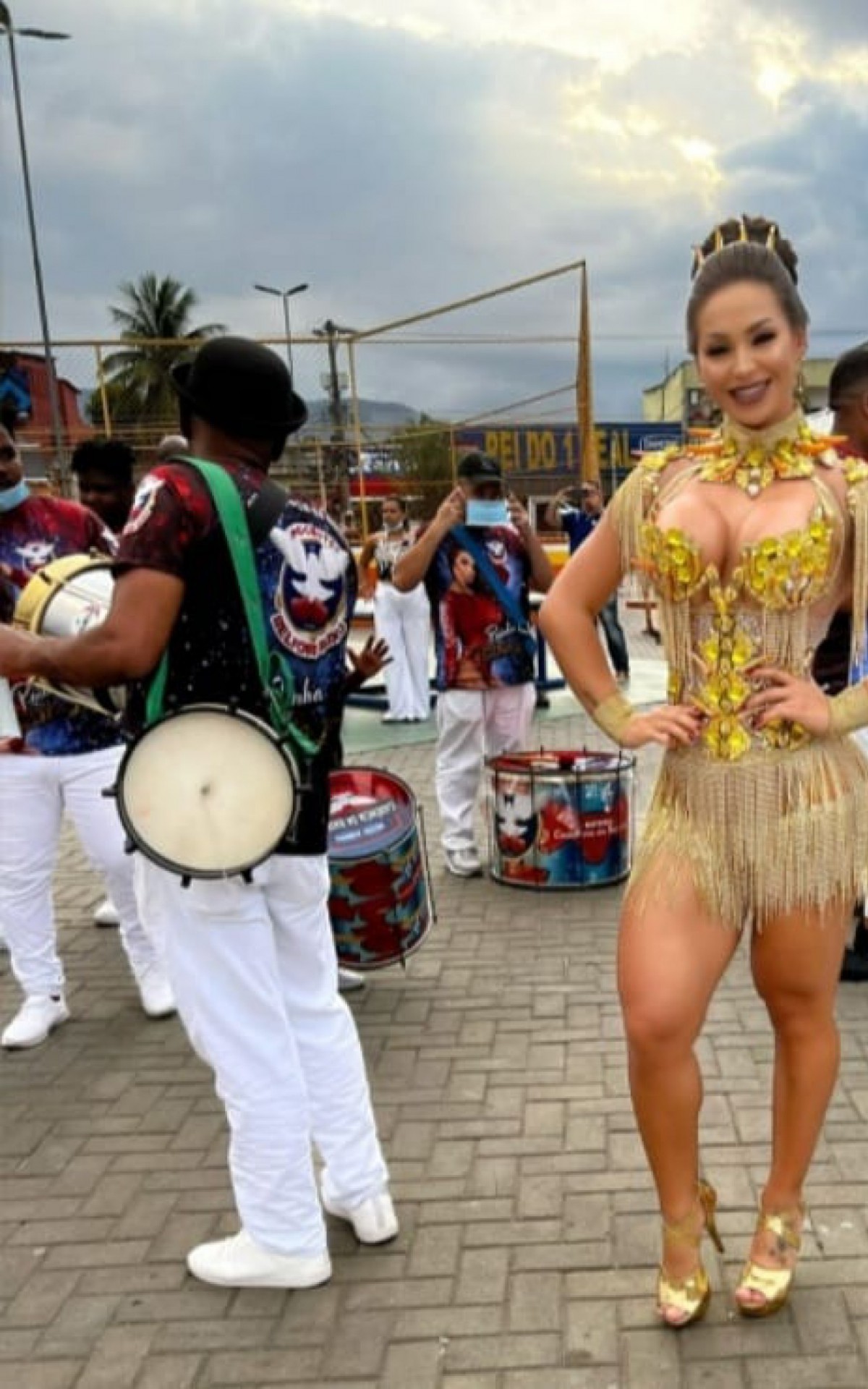 A rainha de bateria, Nat&aacute;lia Lage, &eacute; presen&ccedil;a mais do que certa no Grito de Carnaval