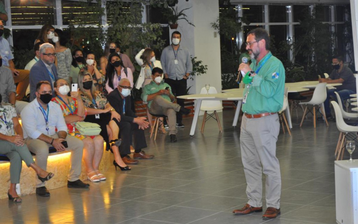 Cedae lan&ccedil;a laborat&oacute;rio de inova&ccedil;&atilde;o ambiental. Presidente da Cedae, Leonardo Soares (de verde)