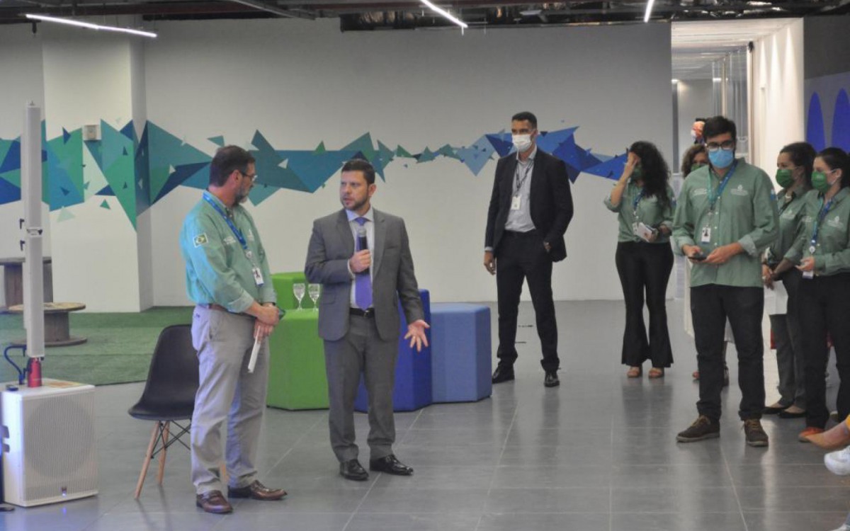Cedae lan&ccedil;a laborat&oacute;rio de inova&ccedil;&atilde;o ambiental. Presidente da Cedae, Leonardo Soares (de verde) e  o secret&aacute;rio de estado da Casa Civil, Nicola Miccione (de cinza)