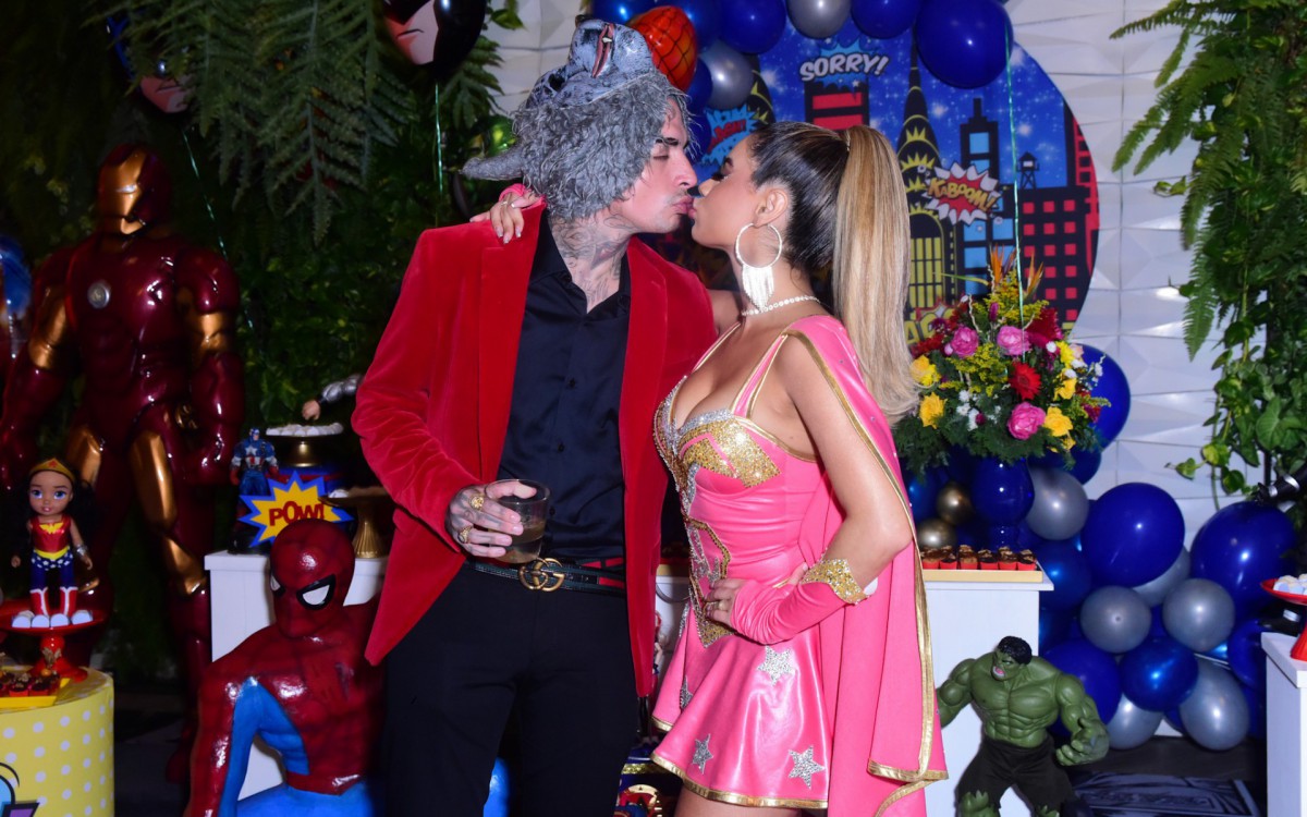  MC Guim&ecirc; e Lexa trocam beijinhos 